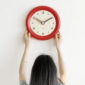 Белые настенные часы Современный дизайн Украшения гостиной Простые круглые настенные часы Цифровые часы с отключением звука Декор столовой Настенные часы