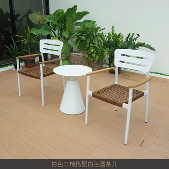 Простые ротанговые стулья для отдыха на открытом воздухе, сад во внутреннем дворе отеля, железный чайный столик, комбинированная мебель для стола и стула